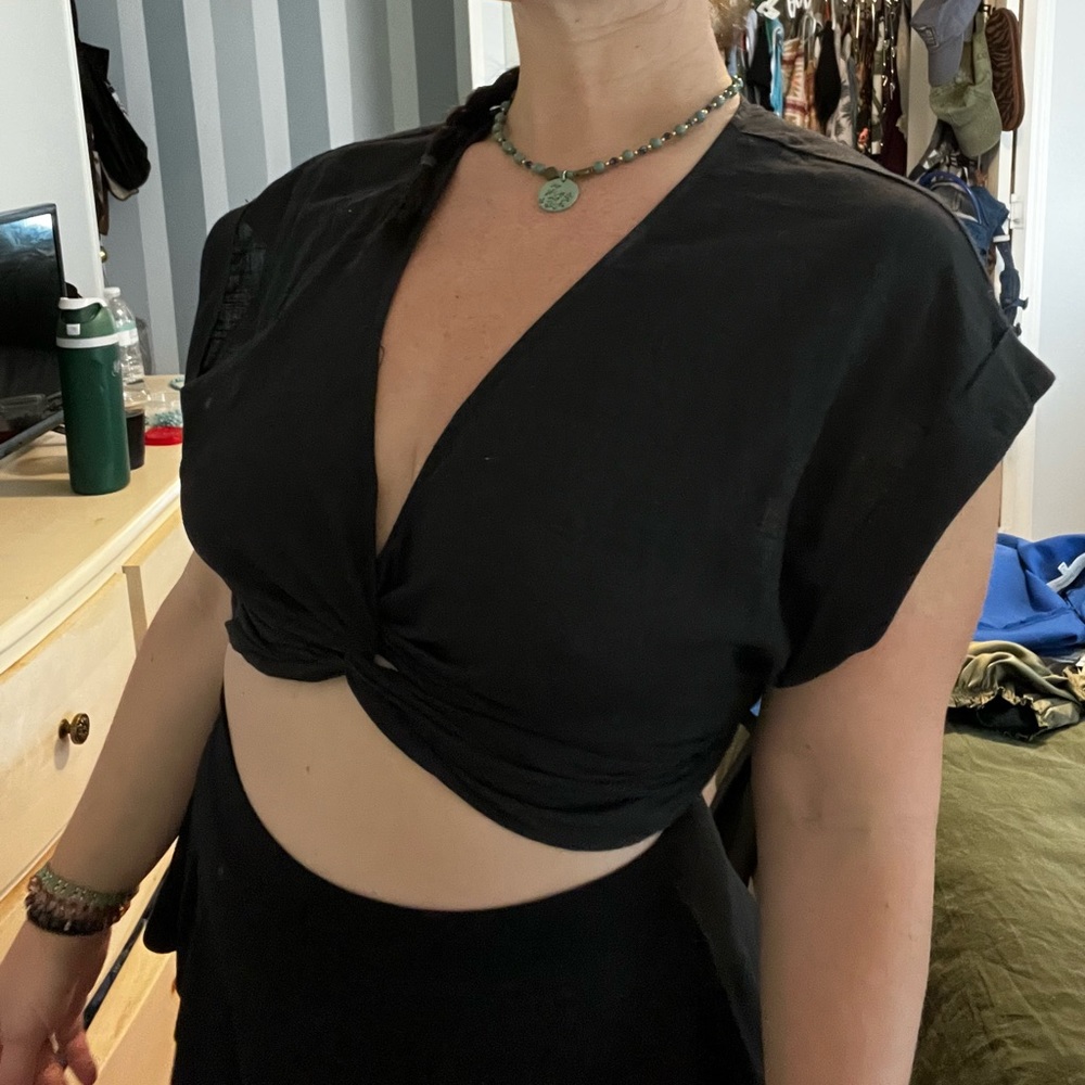 Black scoop neck wide sleeve crop top